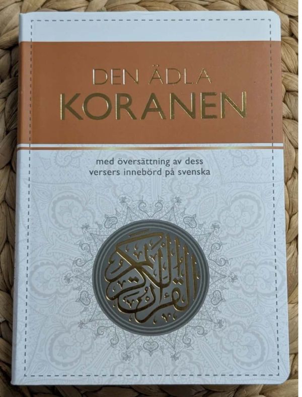 Den ädla Koranen med översättning av dess versers innebörd på svenska