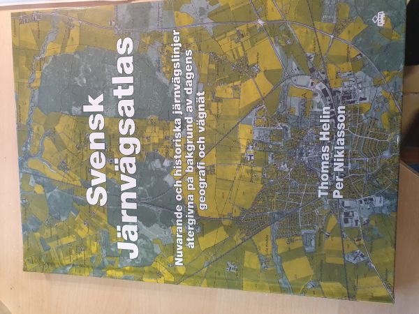 Svensk järnvägsatlas : nuvarande och historiska järnvägslinjer återgivna på bakgrund av dagens geografi och vägnät